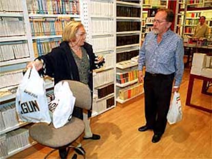 Maria Teresa Castells, junto a su marido, José Ramón Rekalde, en la nueva librería Lagun.