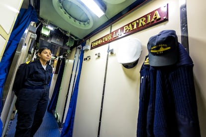 María Aguilar, sargento del S-81, en el pasillo de la zona de habitabilidad del submarino.