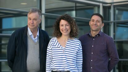 Los astrofísicos de Fermi Peter Michelson (izquierda), Deirdre Horan y Miguel Ángel Sánchez, el pasado martes en la sede del Instituto de Física Teórica (Madrid).