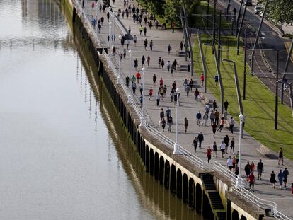 Paseantes por la ría de Bilbao en noviembre de 2022.