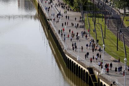 Paseantes por la ría de Bilbao en noviembre de 2022.