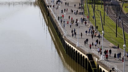 Paseantes por la ría de Bilbao en noviembre de 2022.