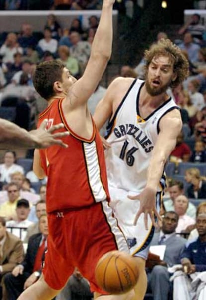 Gasol (derecha) pierde el control del balón ante la defensa del uruguayo de los Hawks Esteban Batista.