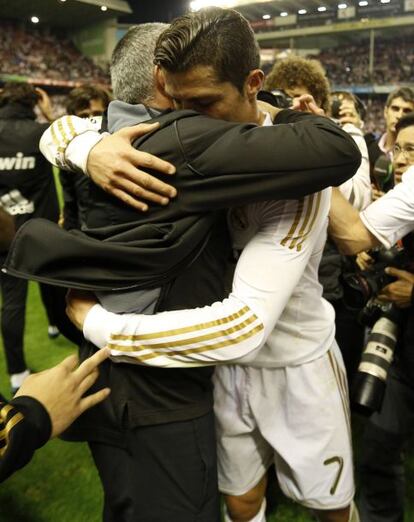 Mourinho se abraza a Ronaldo.