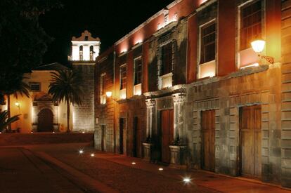 Villa y Puerto fundada a finales del siglo XV por un banquero genovés, Garachico (en la isla canaria de Tenerife) renació de sus cenizas, literalmente, tras la erupción del volcán de Trevejo, que lo devastó en 1706. Posee un rico patrimonio arquitectónico y una bien conservada muestra de arquitectura tradicional canaria. Calles adoquinadas, iglesias y las piscinas naturales de El Caletón. Frente a su costa se alza un imponente roque.