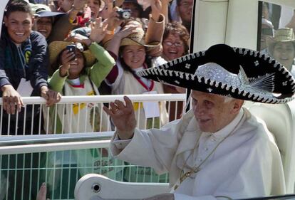 El Papa Benedicto XVI olas del papa-m&oacute;vil con un sombrero mexicano que llega a dar una misa en el Parque Bicentenario cerca de Silao, M&eacute;xico.