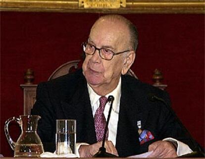 El escritor Camilo José Cela, durante una conferencia que en la Academia de la Historia.