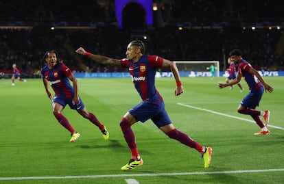  Raphinha del FC Barcelona celebra el tanto marcado al París Saint-Germain.