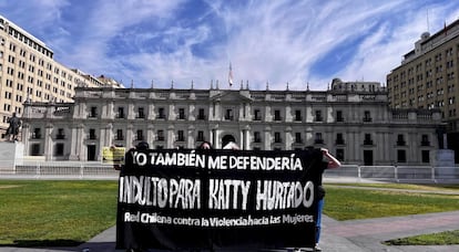 Miembros de la Red Chilena contra la Violencia hacia las Mujeres protestan frente al Palacio de La Moneda