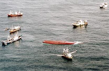 Imagen aérea del casco del barco <b></b><i>Le Joola,</i> hundido la noche del pasado jueves con más de 700 personas a bordo.