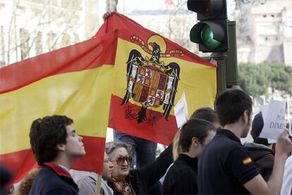 Los ultraderechistas, no más de dos decenas, portaban símbolos falangistas y banderas preconstitucionales. Cuando Otegi ha subido los escalones de la entrada y se ha girado para dedicarles una sonrisa y alzar el puño, algunos de ellos han comenzado a lanzarle diversos objetos, que no le han alcanzado. Los congregados han agredido además a varios periodistas, entre ellos a una fotógrafa.