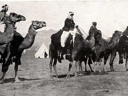 Lawrence de Arabia y parte de su guardia personal, dispuestos a ponerse en marcha para efectuar un <i>raid </i>secreto por el desierto.