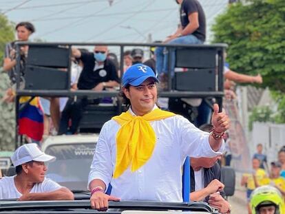 Nicolás Petro, en una caravana luego del triunfo electoral de su padre, en junio de 2022.