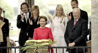 Los reyes de Noruega con sus hijos y Ari Behn, a la izquierda. en el 70 cumpleaños de Sonia.