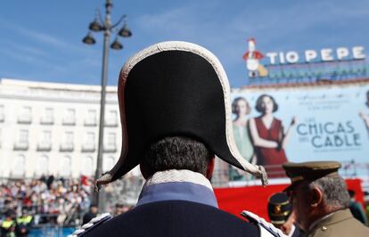 Un hombre vestido de soldado francés espera el desfile en la Puerta del Sol.