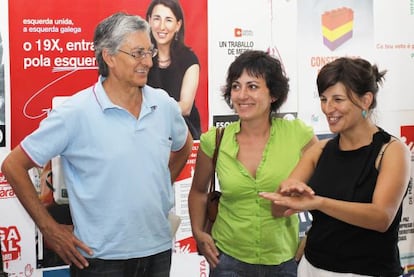 De izquierda a derecha, los miembros de la FPG Mariano Abalo y Cristina Blanco y de EU, Yolanda D&iacute;az.