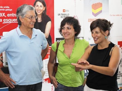 De izquierda a derecha, los miembros de la FPG Mariano Abalo y Cristina Blanco y de EU, Yolanda D&iacute;az.