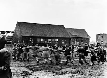Alemania, 1946. Un grupo de niños y niñas de la localidad Struth, la mayoría huérfanos pues sus padres murieron en campos de concentración nazis, realizan una danza folclórica en un campamento de telecomunicaciones del ejército de Estados Unidos, donde el tren en el que viajan ha hecho una parada.