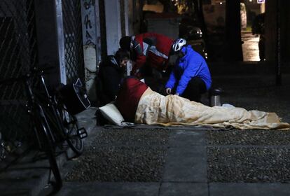 En unos bajos comerciales cerca de la plaza de San Pol de Mar, en Madrid, un sin hogar lleva tiempo refugiándose. Recibe la visita de los voluntarios de Solidarios. Él pide cigarrillos, pero ellos solo tienen café y ganas de conversar.