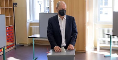 El candidato Olaf Scholz vota en Potsdam.