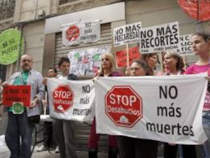 Miembros de la Plataforma de Afectados por la Hipoteca (PAH) de Murcia durante la concentración en la capital murciana. EFE/Archivo