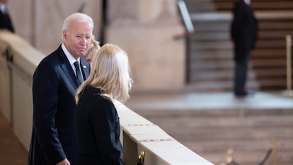 El presidente de los Estados Unidos, Joe Biden, durante su visita a a la capilla ardiente de Isabel II en Westminster, este domingo. 