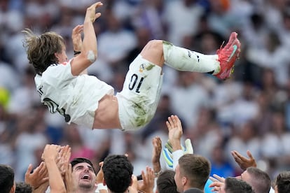 Luka Modric, manteado por sus compañeros en su despedida del Real Madrid.