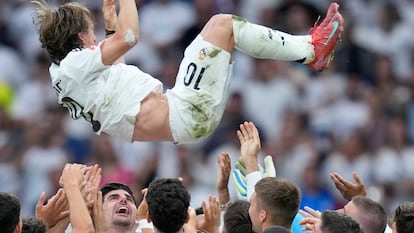 Luka Modric, manteado por sus compañeros en su despedida del Real Madrid.