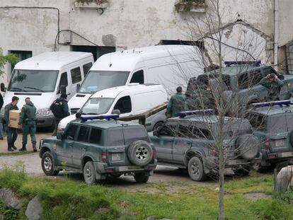 La Guardia Civil saca material del caserío de Aitor Esnaola en Legorreta el pasado 12 de abril.