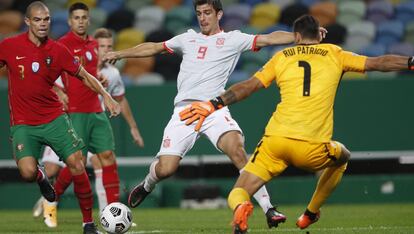 El español Gerard Moreno tiene una oportunidad salvada por el guardameta de Portugal Rui Patricio durante el partido internacional amistoso entre Portugal y España en el estadio José Alvalade de Lisboa, este miércoles.