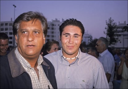 Chiquetete y Francisco José Rivera Pantoja, en la colocación de la primera piedra del restaurante 'La Cantora', en 2000.
