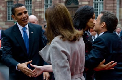 Michelle Obama y Nicolas Sarkozy se saludan con dos besos, mientras que Carla Bruni y Barack Obama se estrechan la mano.
