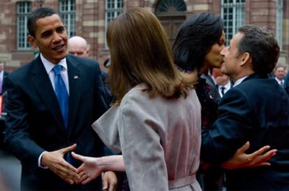 Michelle Obama y Nicolas Sarkozy se saludan con dos besos, mientras que Carla Bruni y Barack Obama se estrechan la mano.