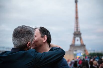 Dos hombres se besan en la plaza del Trocadero, en París.
