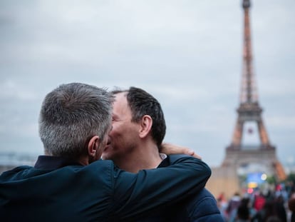 Dos hombres se besan en la plaza del Trocadero, en Par&iacute;s.
