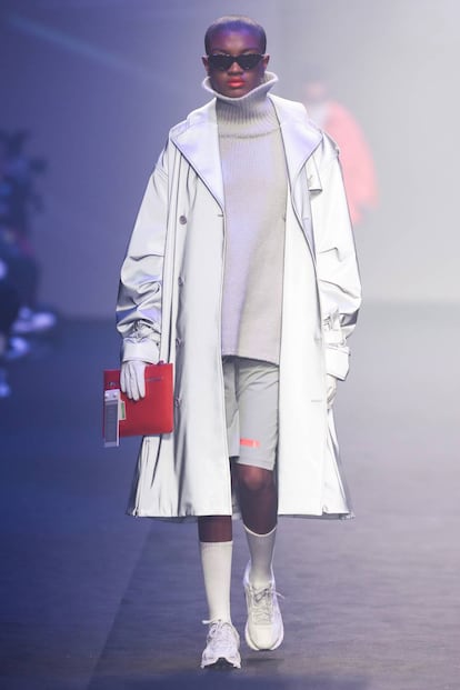 Un modelo de la colección primavera verano de Roaringwild.