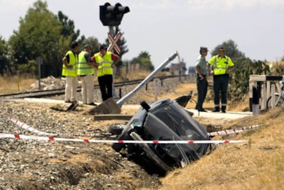 Los agentes investigan en el lugar donde un hombre ha muerto arrollado por tren cuando se encontraba con su vehículo en un paso a nivel de Utrera.