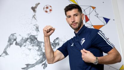 David García posando con la polo de Osasuna.