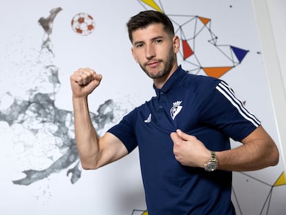 David García posando con la polo de Osasuna.