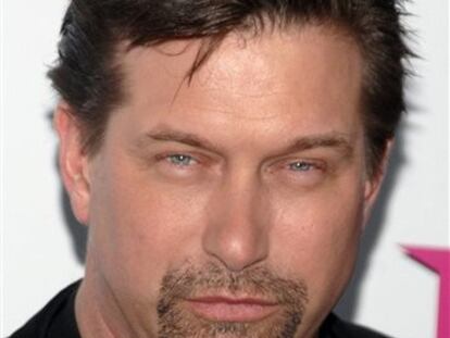 El actor Stephen Baldwin, hermano del actor de <i>The Cooler</i>, se ha declarado en <i>números rojos</i>. El intérprete, de 43 años presentó una cláusula de protección por bancarrota señalando que adeuda más de 2 millones de dólares (alrededor de 1,4 millones de euros). Las deudas se reparten entre sus dos hipotecas de una propiedad de Nueva York y los impuestos.(Texto: REUTERS)