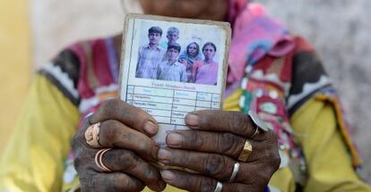 Cartilla que identifica a Mangamma como agricultora beneficiaria del MGNREGA.