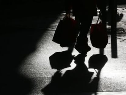 A sombra de um homem de negócios chegando a Jersey, um dos territórios considerados como paraísos fiscais.