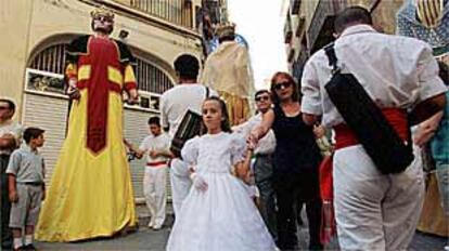 Los 'gigantes' pasearon ayer por las calles de Alicante.