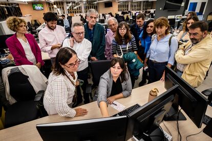Un grupo de suscriptores visitaba esta semana la redacción de EL PAÍS. La periodista Maite Morate les mostraba la portada digital.