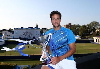 Feliciano López, con su trofeo.