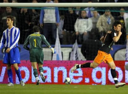 Villa manda callar al público de Riazor tras marcar su gol.