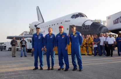 De izquierda a derecha, el comandante de la misión STS-135, el piloto, Doug Hurley, y los especialistas Sandra Mangus y Rex Walhein.