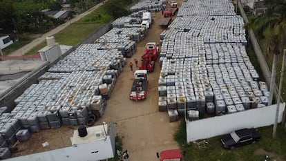 La entrada al predio donde se resguardaban millones de litros de combustible robado, en el Estado de Tabasco, este 29 de mayo.