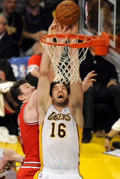 Pau Gasol intenta anotar  ante el turco Omer Asik.