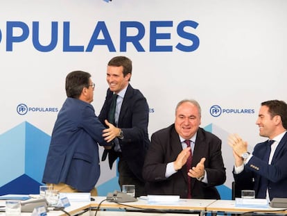 Los populares aplauden a Pablo Casado a su llegada a la reunión con secretarios generales autonómicos en la sede del partido.